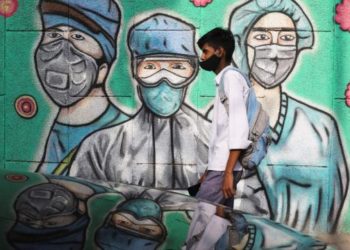 Индияда миңдеген адамдарга вакцинанын ордуна туздуу суу сайылган