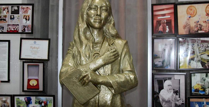 Медициналык академияга Адинай Мырзабекованын элесине арналып эстелик орнотулду (сүрөт)