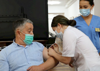 Бир катар министрликтердин кызматкерлери коронавируска каршы эмдөөдөн өттү (сүрөт)