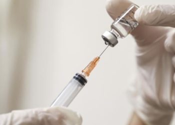 Угандада жүздөгөн адамдарга жасалма вакцина сайылган