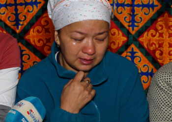 «Балапаным ай… Кылыктары чыгып турган убакта кетип калды». Аксыдагы селде 6 жакынынан айрылган Айгүл Эсенованын күйүтү