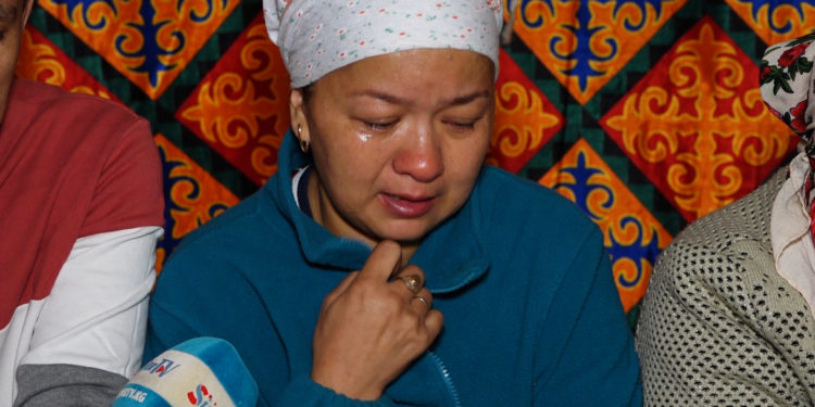 «Балапаным ай… Кылыктары чыгып турган убакта кетип калды». Аксыдагы селде 6 жакынынан айрылган Айгүл Эсенованын күйүтү