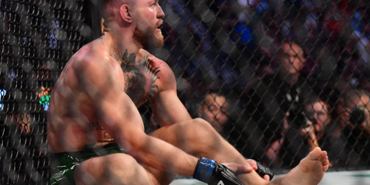 Белгилүү мушкер Конор Макгрегор UFC мелдешинде бутун сындырып алды