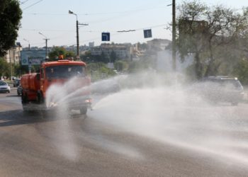 Күндүн ысыгына байланыштуу Ош мэриясы шаар ичиндеги көчөлөргө суу чачууда (видео)