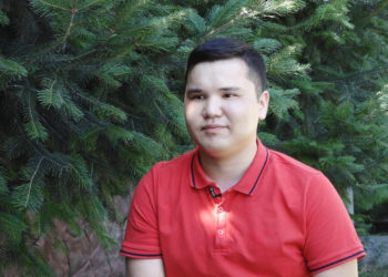 «Нурлан Насиптин бакырайган көздөрү жагып, сүрөттөрүн телефондон жакындатып карачумун» дейт сурма жасаткан жигит