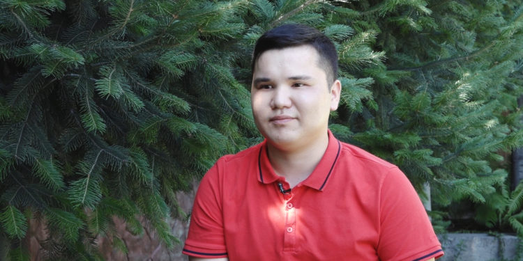 «Нурлан Насиптин бакырайган көздөрү жагып, сүрөттөрүн телефондон жакындатып карачумун» дейт сурма жасаткан жигит