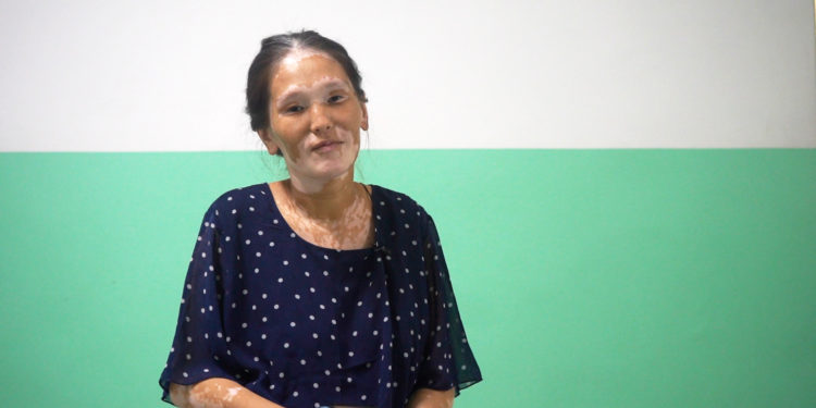 «Күйөөм чаарала дейт» деген келин эгиз төрөдү. Ал «5 кызым менен барарга жерим жок» дейт