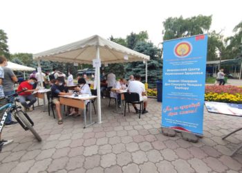 Бишкектеги «Ала-Тоо» аянтында коронавируска каршы эмдөө жүрүп жатат