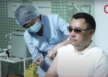 Президент Садыр Жапаров коронавируска каршы вакцина алды (сүрөт)