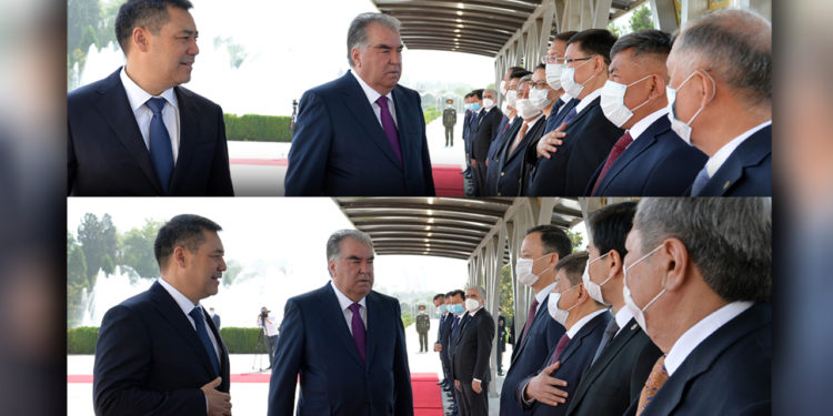 Эмомали Рахмонго Акылбек Жапаров колун жүрөгүнө ала калып учурашса, Абдикарим Алимбаев мактоого арзып жатат