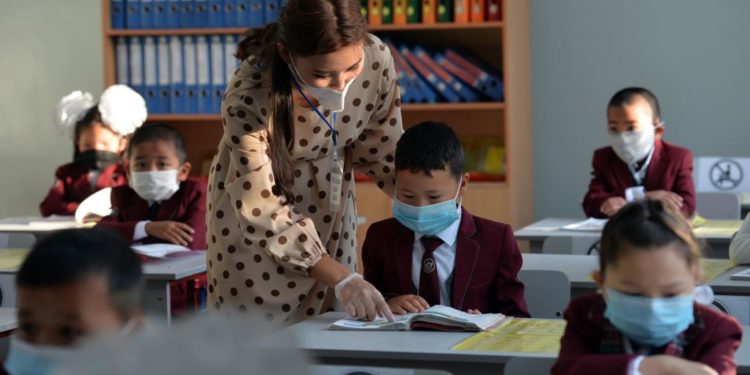 Алымкадыр Бейшеналиев: «Күзгө чейин калктын 70 пайызы эмдөөдөн өтсө мектептер кадимки тартипте иштеп баштайт»