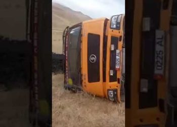 Жергиликтүү тургун: «Тажикстанга аткезчилик жол менен жүк ташып бара жаткан унаа оодарылып калды» (видео)