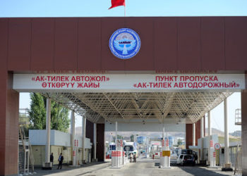 Чек ара кызматы: «Кыргыз-казак чек арасындагы өткөрүү пунктунда турган жүк ташуучу унаалардын саны азайды»