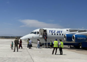 «Ысык-Көл» аэропорту 8 жылдан бери алгачкы ирет Жалал-Абаддан каттамды тосуп алды (сүрөт)