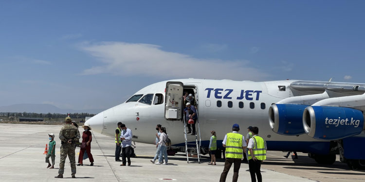 «Ысык-Көл» аэропорту 8 жылдан бери алгачкы ирет Жалал-Абаддан каттамды тосуп алды (сүрөт)