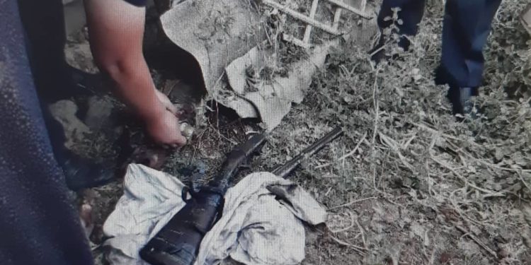 Ошто 25 жаштагы жигиттин үйүнүн короосунан курал жана жардыруучу зат табылды