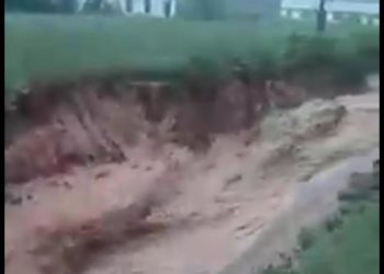 Кара-Кулжада сел жүрүп, 2 турак үйдү суу каптады