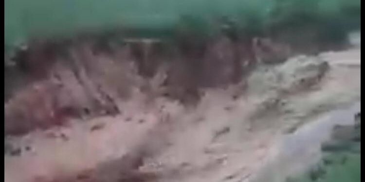 Кара-Кулжада сел жүрүп, 2 турак үйдү суу каптады