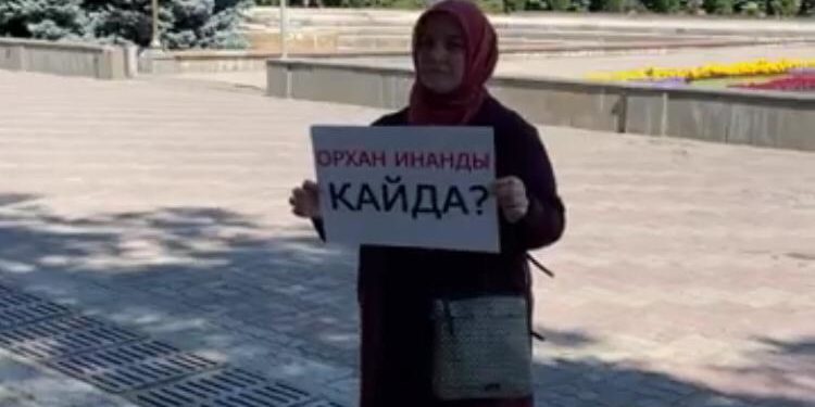 Дайынсыз болуп жаткан Орхан Инандынын жубайы жалгыз Ак Үйдүн алдына митингге чыкты (видео)