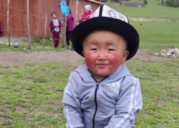 Бүтүндөй элдин сүймөнчүгүнө айланган балага фотограф белек берип келди (сүрөт, видео)