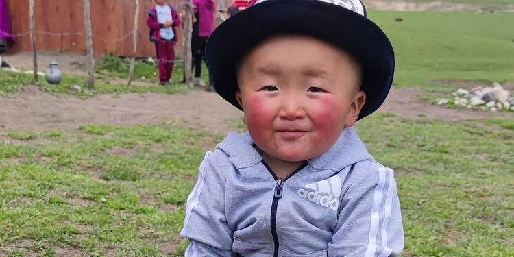 Бүтүндөй элдин сүймөнчүгүнө айланган балага фотограф белек берип келди (сүрөт, видео)