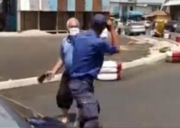 «Дордойдо» күзөтчүнү бут кийими менен сабап жатканда тартылган видео талкууда