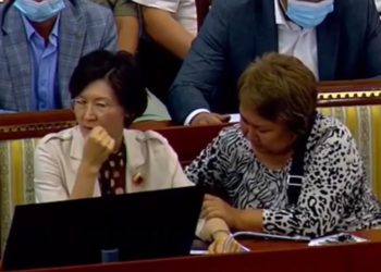 Дагы эмне менен алектенсе болот? Жогорку Кеңеште массаж жасаган Токтайым Үмөталиева (видео)