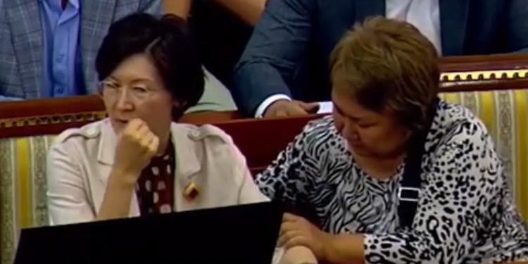 Дагы эмне менен алектенсе болот? Жогорку Кеңеште массаж жасаган Токтайым Үмөталиева (видео)