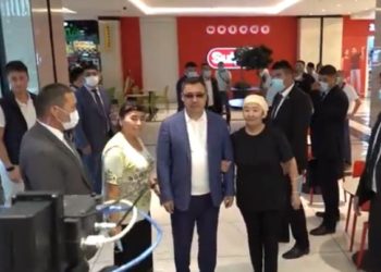 «Садыр байке, сүрөткө түшсөк болобу?» Вакцина алганы барган президент сүрөткө түштү