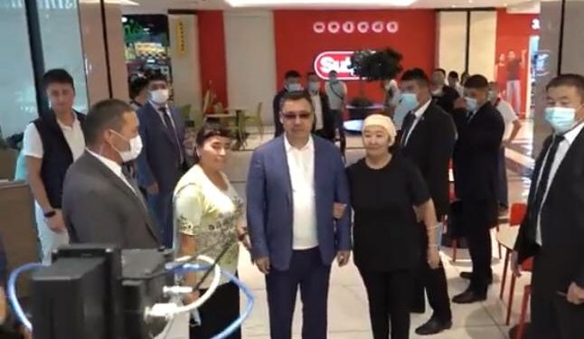 «Садыр байке, сүрөткө түшсөк болобу?» Вакцина алганы барган президент сүрөткө түштү