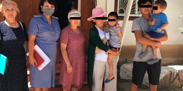 Ысык-Көлдө 2 жана 4 жаштагы балдардын дайынсыз болуп жаткан апасы табылды (сүрөт)