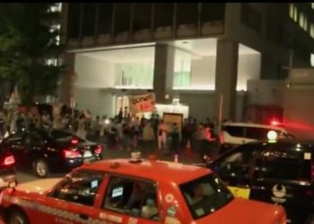 Токиодо жүздөгөн адамдар Олимпиадага каршы нааразычылык акциясына чыгышты (видео)