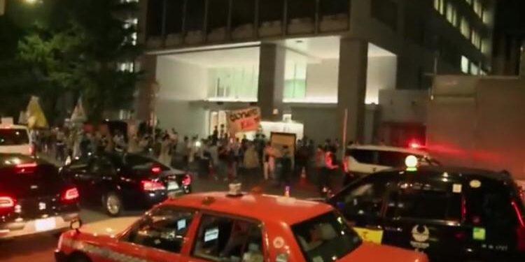 Токиодо жүздөгөн адамдар Олимпиадага каршы нааразычылык акциясына чыгышты (видео)