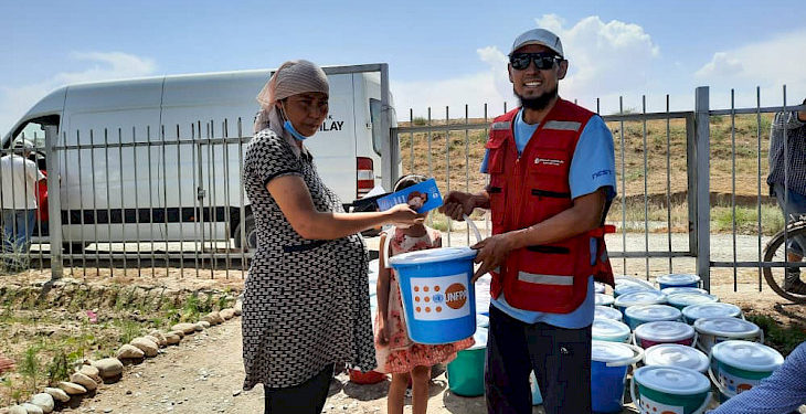 Баткенде чек арадан жабыркаган аялдарга 3 миң медициналык топтомдор берилди (сүрөт)
