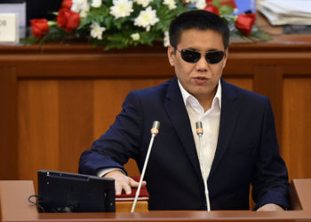 Депутат Дастан Бекешев сурак берип чыкты