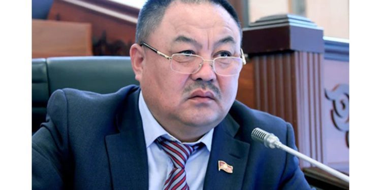 Сот өкүм чыгарды. Экс-депутат Талантбек Узакбаевге 300 миң сом айып пул салынды