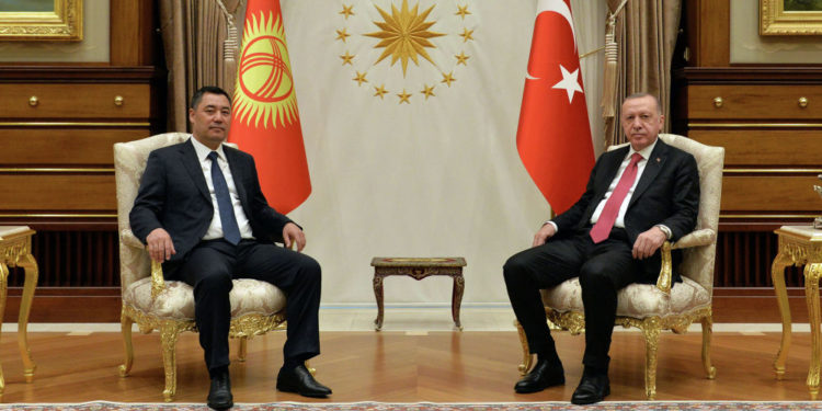 Садыр Жапаров Түркиянын президентине селдин кесепетинен каза болгондорго байланыштуу көңүл айтты