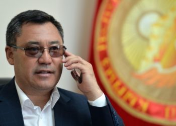 Садыр Жапаров Акжол Махмудовду Олимпиада оюндарында күмүш медаль жеңип алгандыгы менен куттуктады (сүрөт)