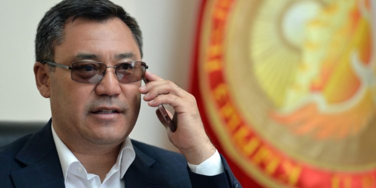 Садыр Жапаров Акжол Махмудовду Олимпиада оюндарында күмүш медаль жеңип алгандыгы менен куттуктады (сүрөт)