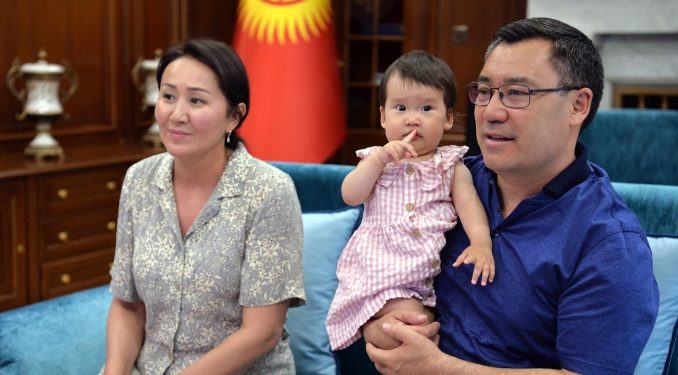 «Майтарылгыс моралдык дух көрсөттүңүз». Садыр Жапаров Айсулуу Тыныбекованы куттуктады