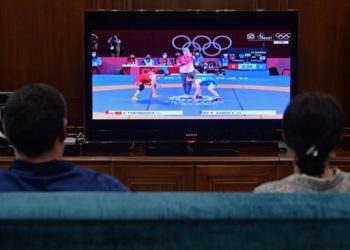 Садыр Жапаров менен биринчи айым Айгүл Жапарованын Айсулуу Тыныбековага жан үрөп жаткандагы видеосу