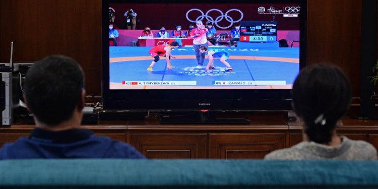 Садыр Жапаров менен биринчи айым Айгүл Жапарованын Айсулуу Тыныбековага жан үрөп жаткандагы видеосу