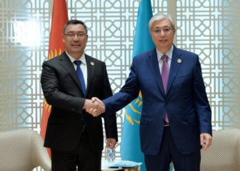 Садыр Жапаров Казакстандын президенти Касым-Жомарт Токаев менен жолукту