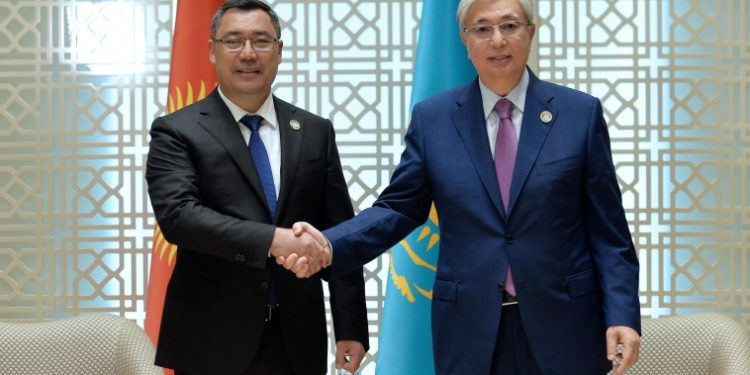 Садыр Жапаров Казакстандын президенти Касым-Жомарт Токаев менен жолукту