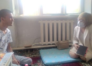 Жыпариса Рысбекова жашы жете элек кызы менен таксиде иштөөгө аргасыз болгон жалгыз бой атадан кабар алды