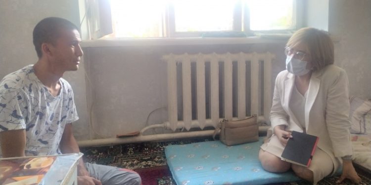 Жыпариса Рысбекова жашы жете элек кызы менен таксиде иштөөгө аргасыз болгон жалгыз бой атадан кабар алды