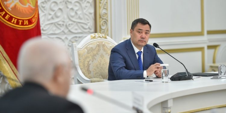 Президент Садыр Жапаров илим жана техника жаатында мамлекеттик сыйлыктарды тапшырды. Тизме