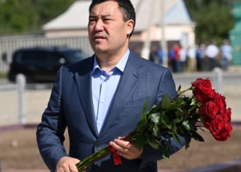 Садыр Жапаров мамлекеттик ишмер Жусуп Абдрахмановдун Ысык-Көл облусундагы кичи мекенинде эстелигине гүл койду