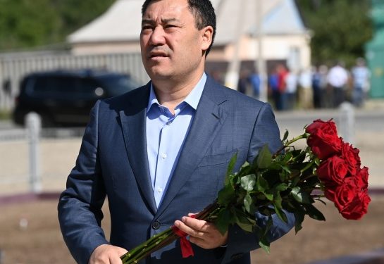 Садыр Жапаров мамлекеттик ишмер Жусуп Абдрахмановдун Ысык-Көл облусундагы кичи мекенинде эстелигине гүл койду