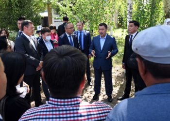 Садыр Жапаров Түп районуна барып, жергиликтүү тургундардын көйгөйүн укту